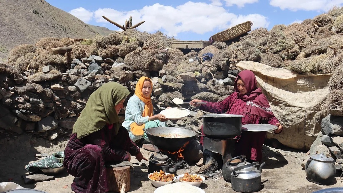 فیلم| پخت پلو قیمه افغانی توسط بانوان عشایر افغان